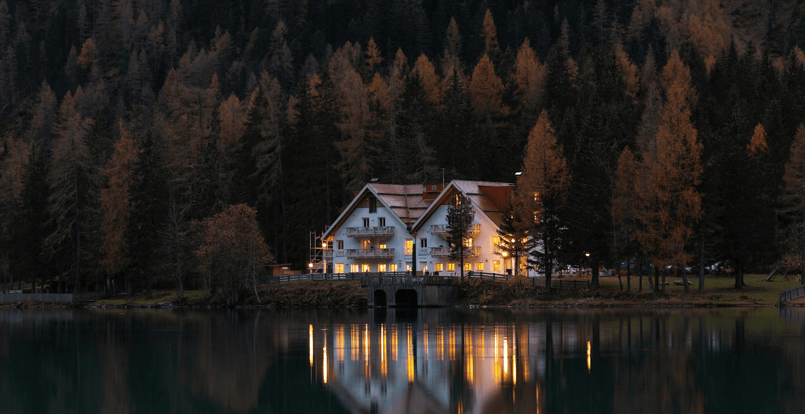 LAKESIDE MODERN ESCAPE